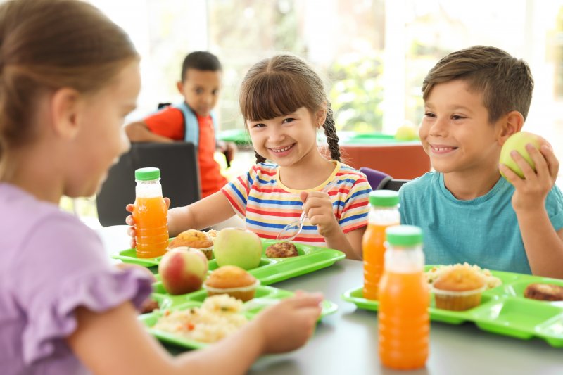 children eating school lunch